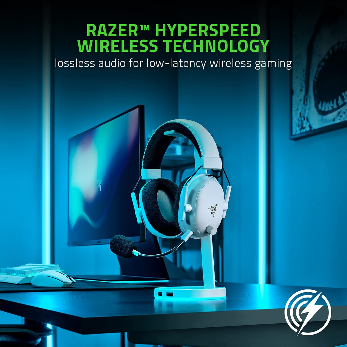Cuffie da gaming e supporto su una scrivania, con computer e testo sulla tecnologia wireless.