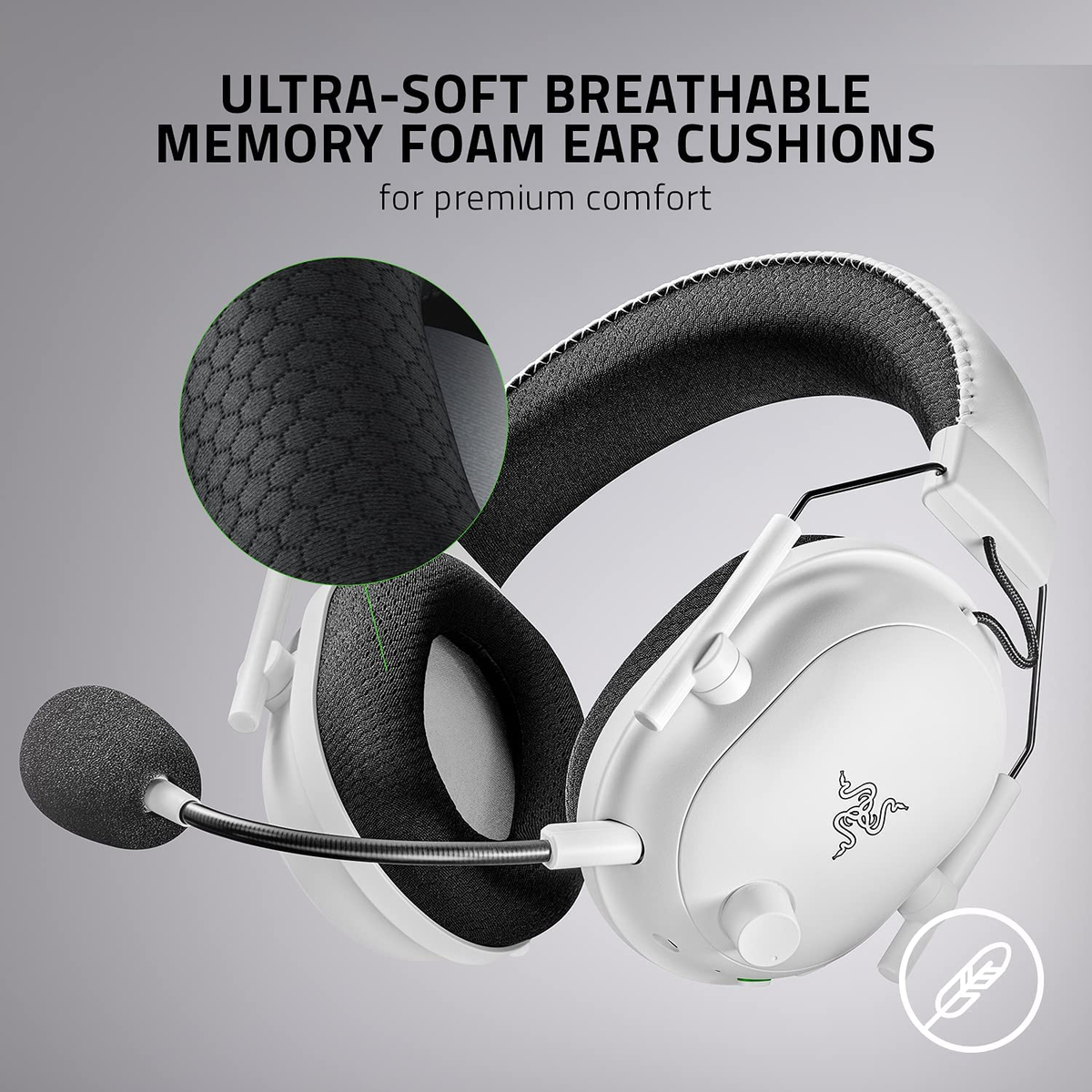 Cuffie da gioco bianche, primo piano. Cuscinetti in memory foam. Microfono nero.