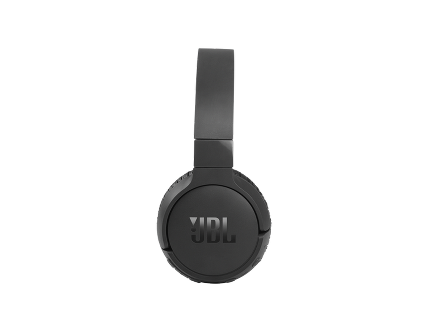 Schwarze JBL-Kopfhörer. Vorderansicht mit JBL-Logo auf dem Ohrmuschel. Weißer Hintergrund.