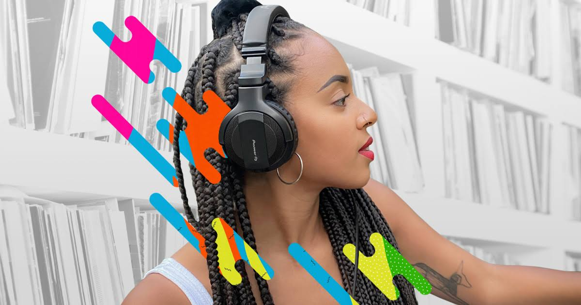 Kobieta z warkoczami w słuchawkach, kolorowe kształty nakładają się na tło.