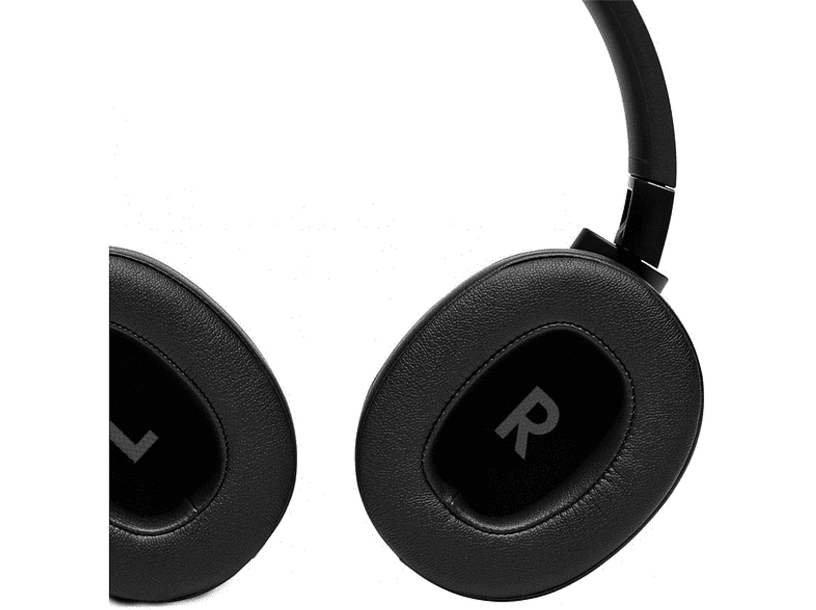 Primer plano de auriculares JBL negros. El auricular izquierdo tiene una 'L', el derecho una 'R'.