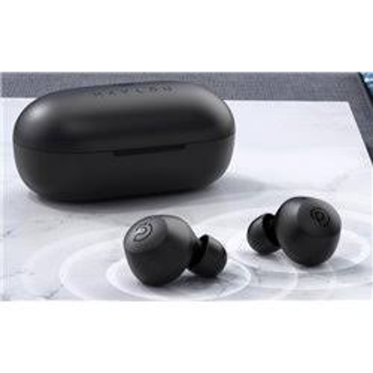 Auricolari neri e custodia di ricarica. Gli auricolari sono su una superficie con effetti di ondulazione.