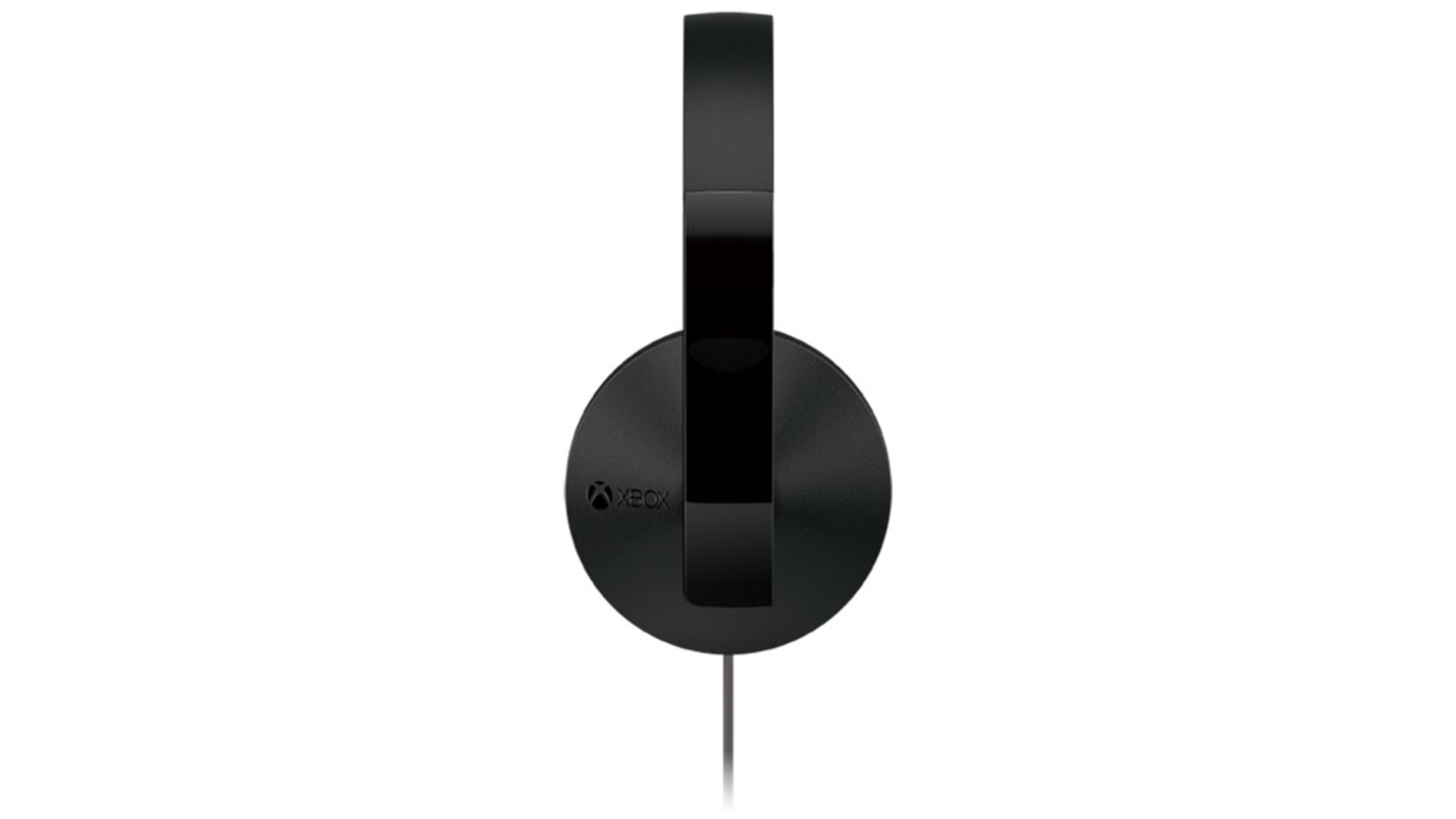 Auriculares Xbox negros. El logotipo de Xbox está en el auricular izquierdo y hay un cable conectado.