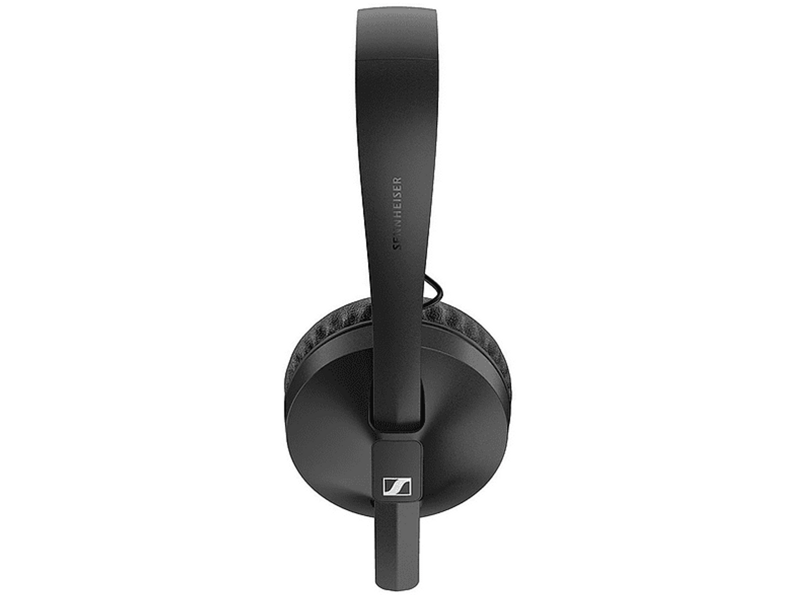 Un casque Sennheiser noir, avec un câble noir.