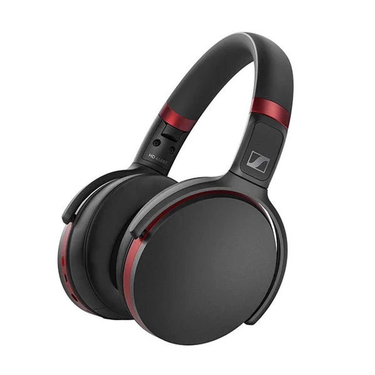 Auriculares Sennheiser negros y rojos. Los auriculares son grandes y ovalados. La marca es visible.