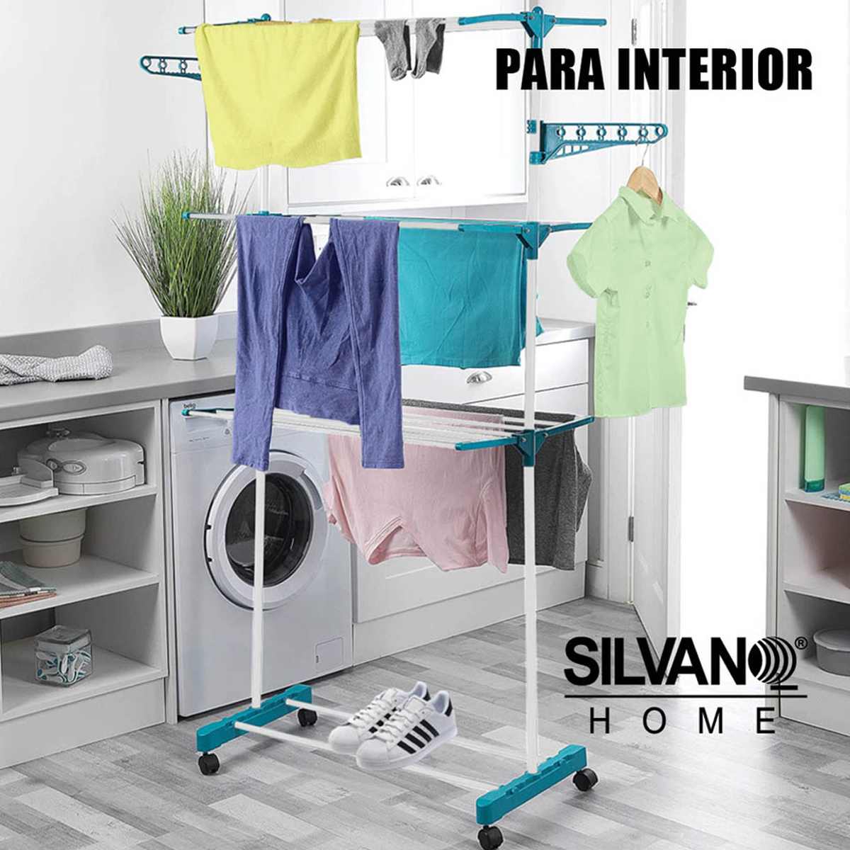 Tendedero con ropa en lavadero. Colores blanco y azul.