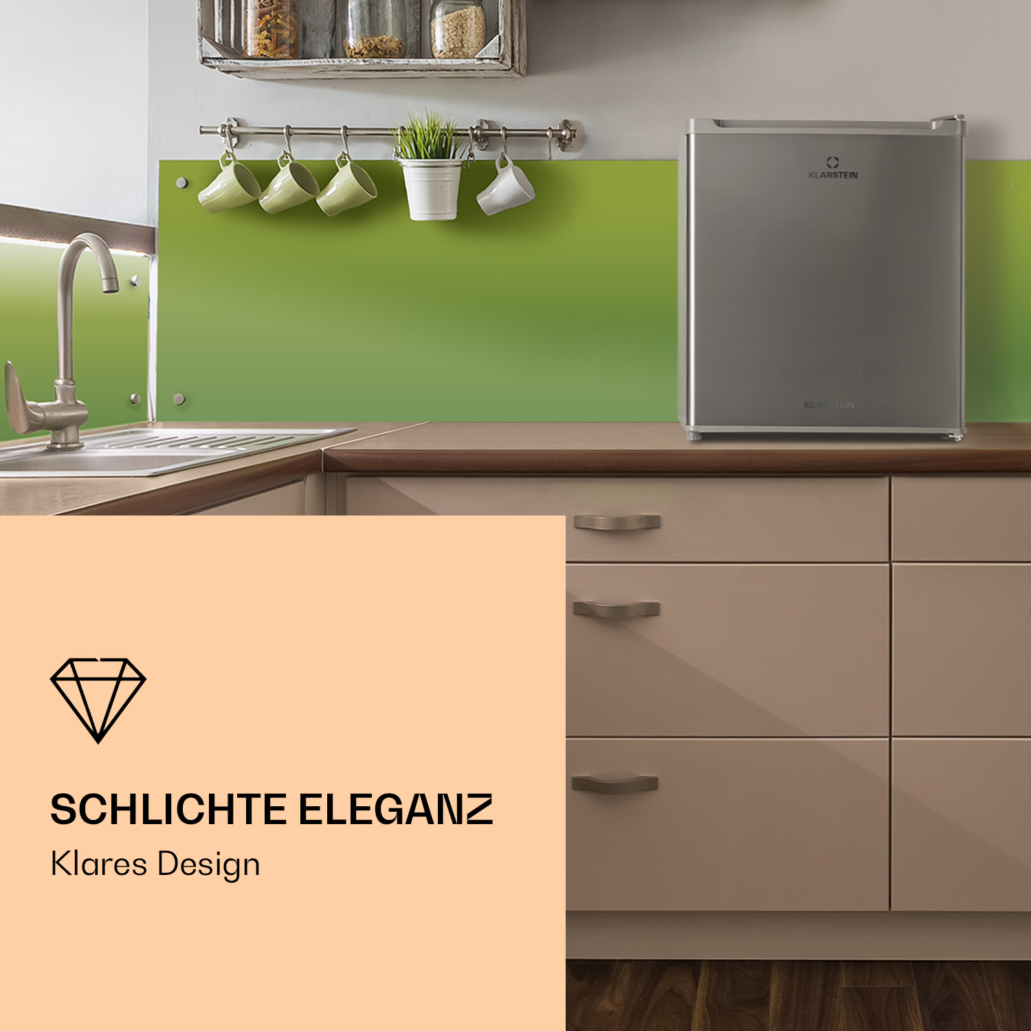 Un mini-frigorifero argentato in cucina. Un paraschizzi sfumato verde è dietro il frigorifero. Il testo è visualizzato.