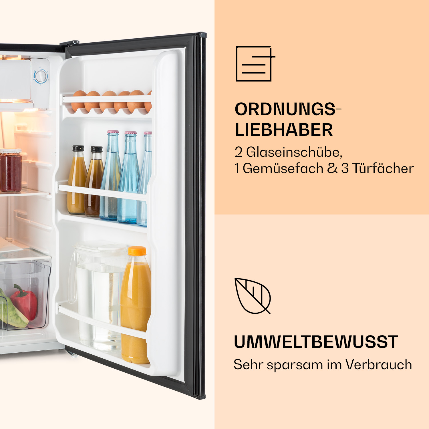 Im Kühlschrank mit Lebensmitteln, Eiern und Getränken. Text über Organisation und Umweltbewusstsein. Beiger Hintergrund.