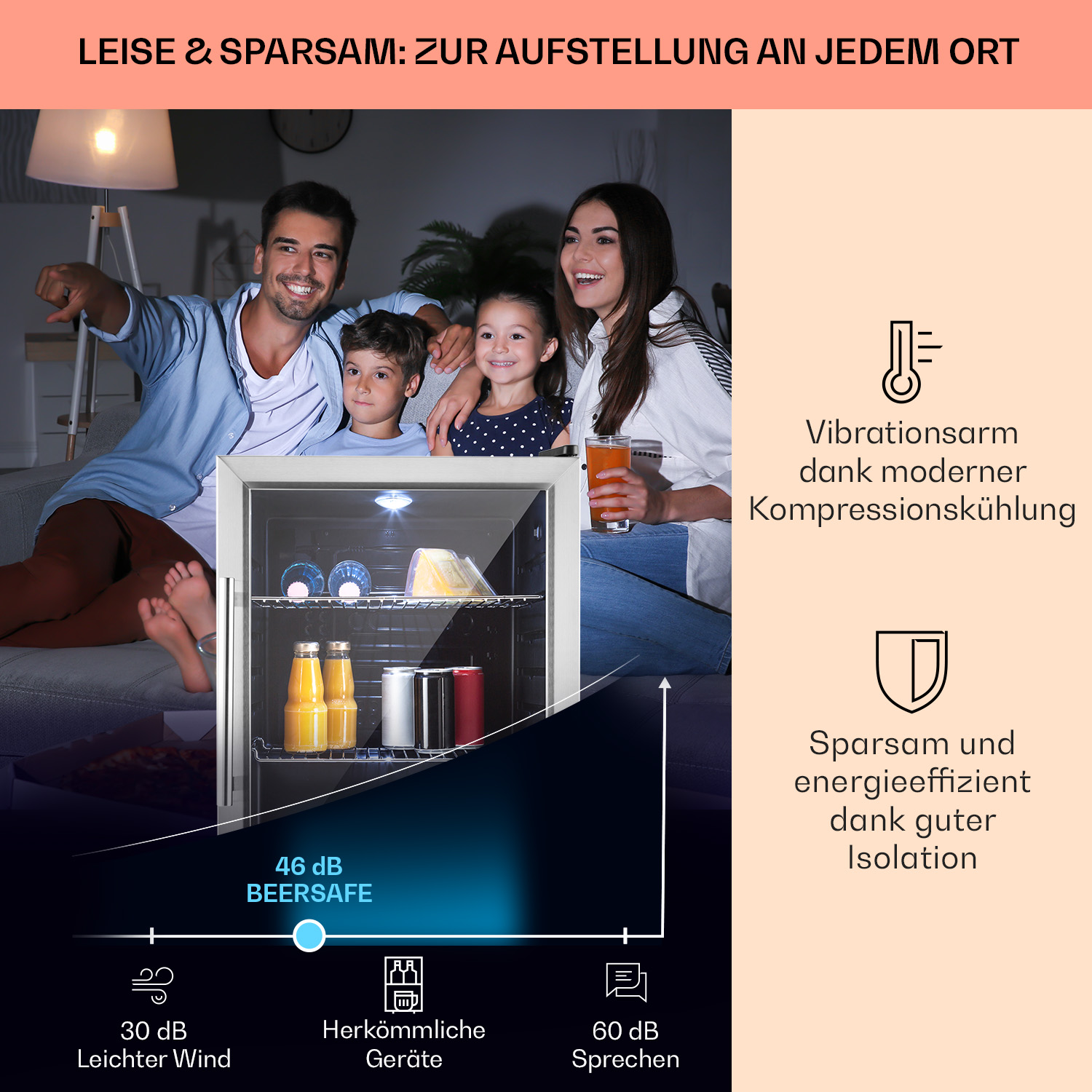 Famiglia in soggiorno con un piccolo frigorifero. Testo su rumore ed efficienza energetica.
