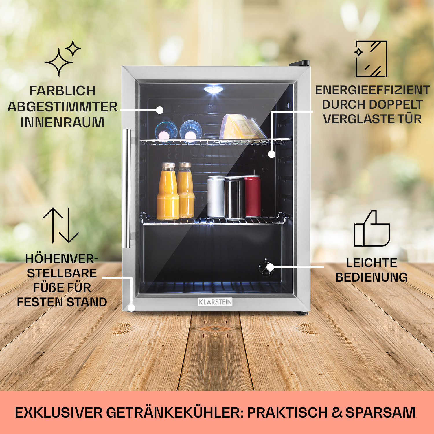 Un refrigeratore per bevande argentato con porta a vetro. Mostra le bevande all'interno e ha etichette con descrizioni.
