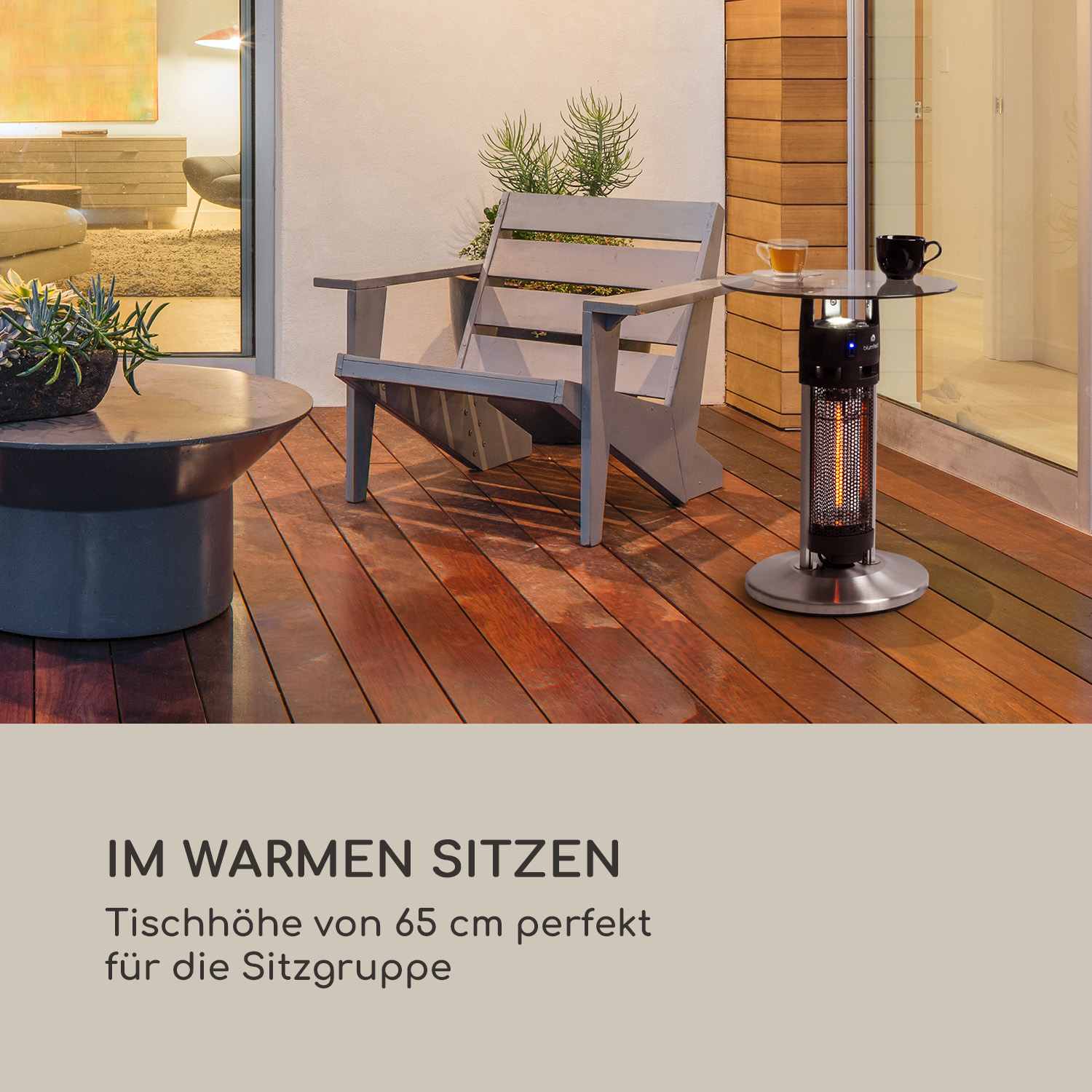 Außenbereich: Stuhl, Tisch mit Heizung und Tisch mit Getränk.