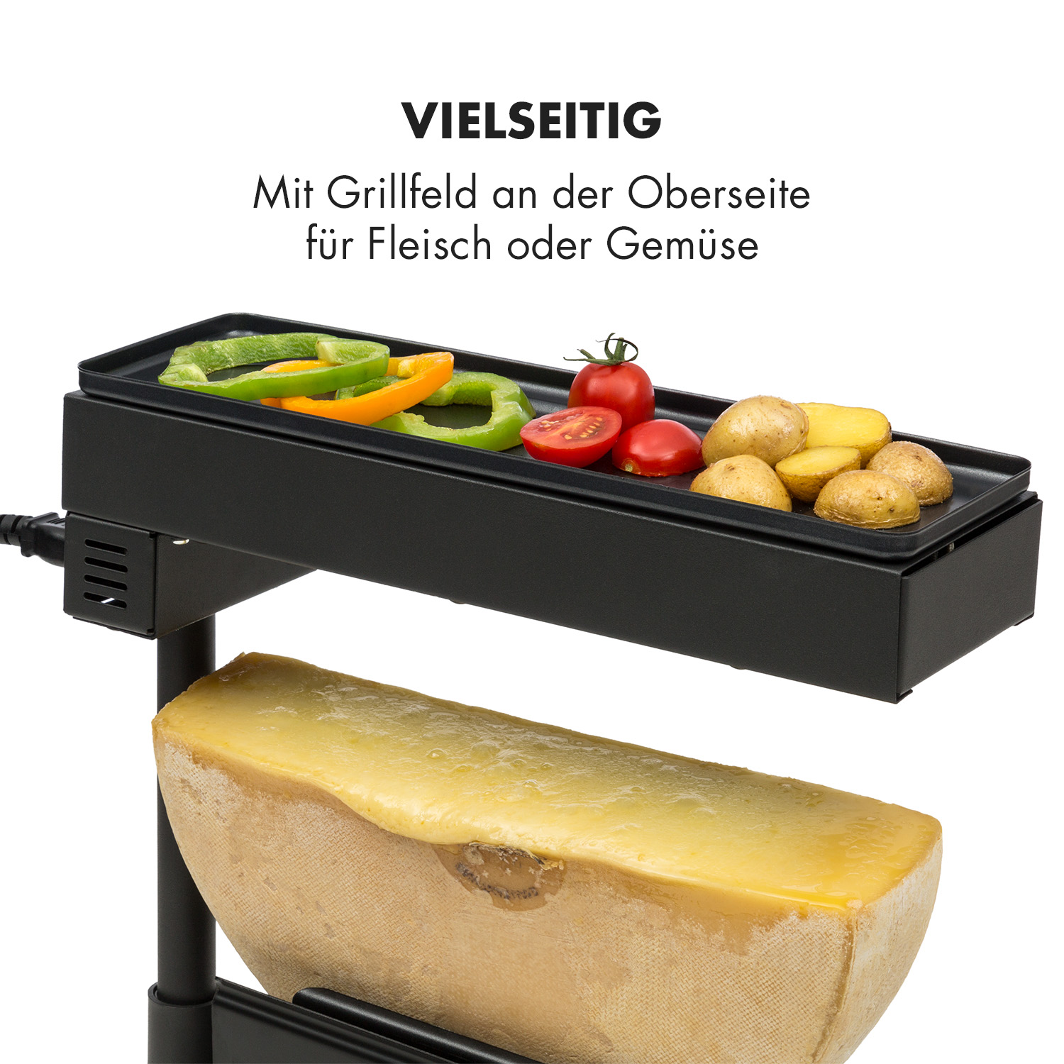 Grill raclette con formaggio, verdure e superficie di cottura. Nero, con cibo. Sfondo chiaro.