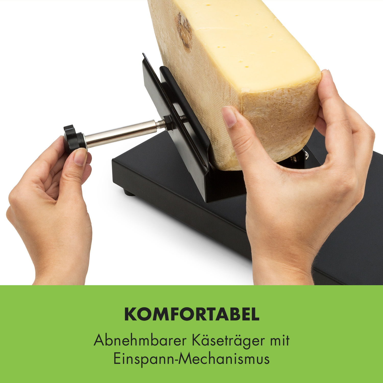 Mani che tengono un blocco di formaggio tagliato su un'affettatrice per formaggio nera.