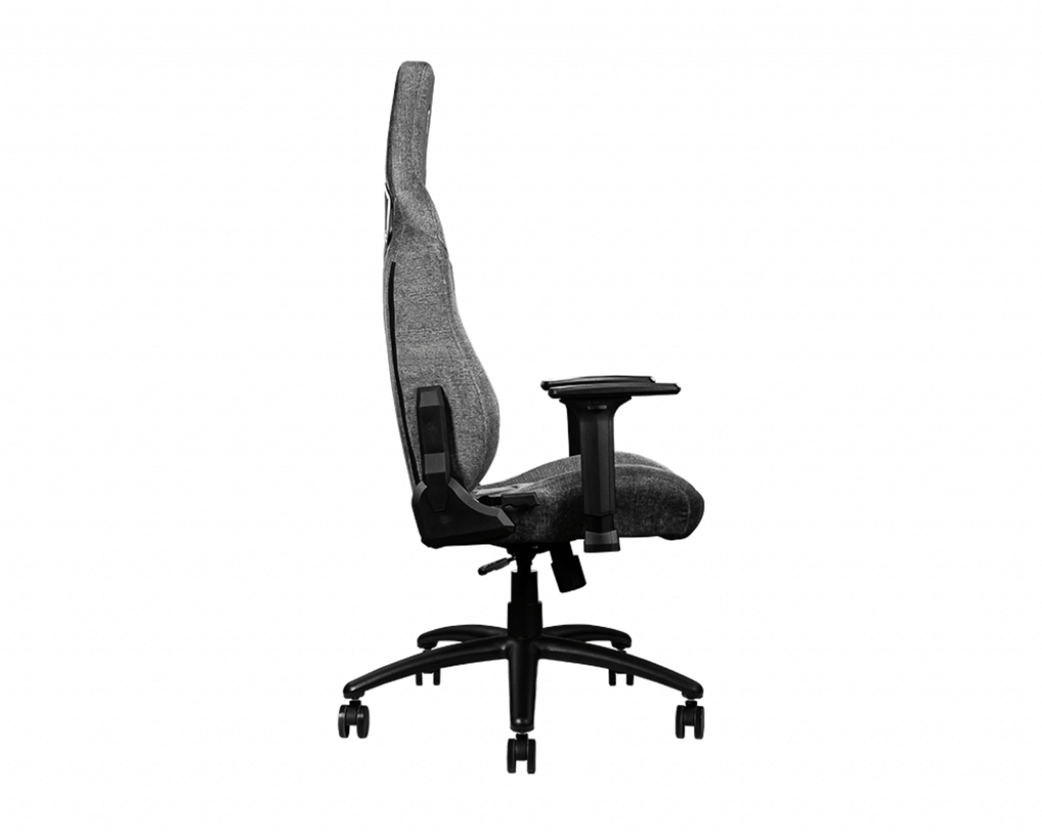 Silla gaming gris y negra de lado, con respaldo alto y reposabrazos ajustables.