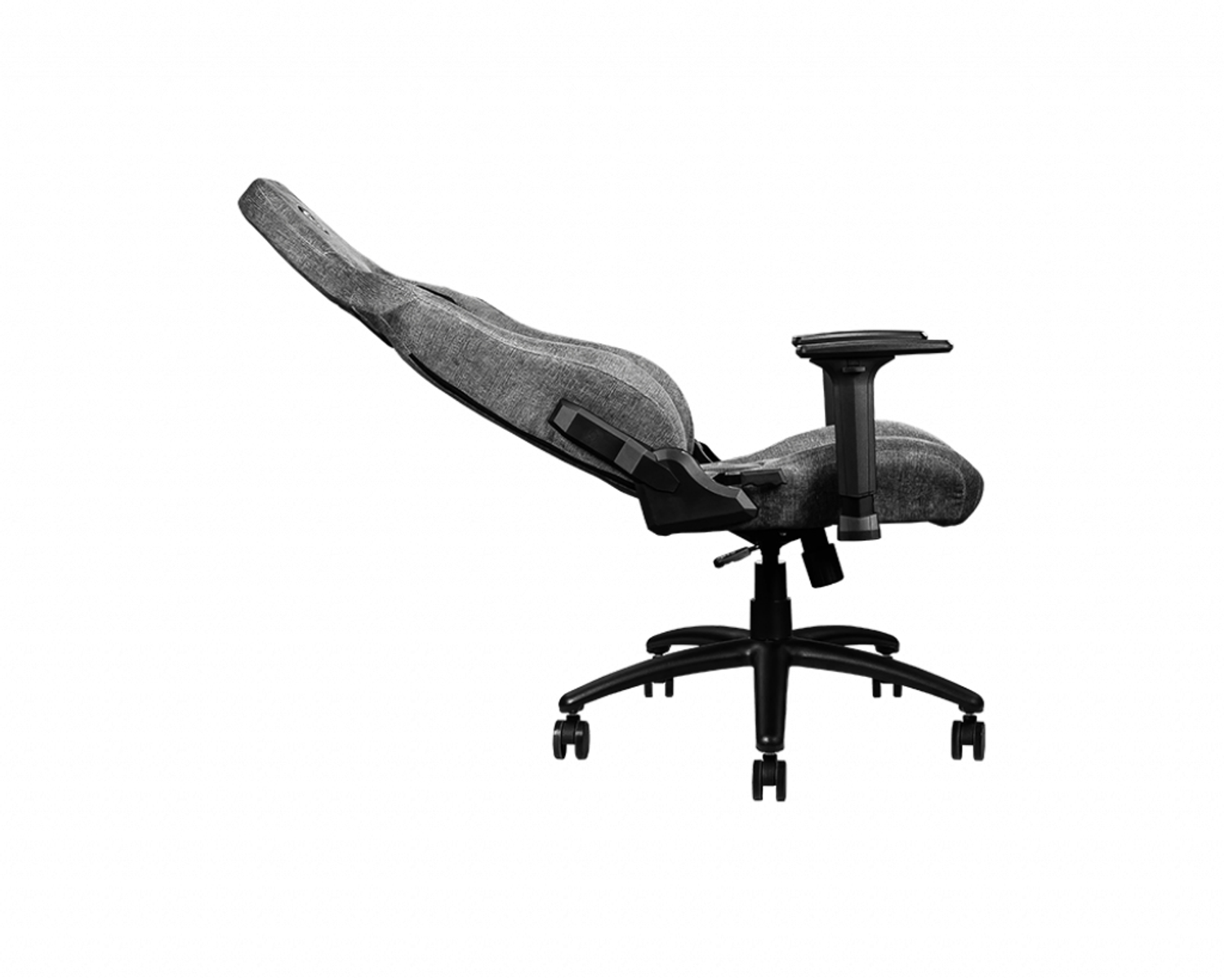 Silla gamer gris inclinada hacia atrás. La silla tiene reposabrazos negros, base y ruedas negras y fondo blanco.