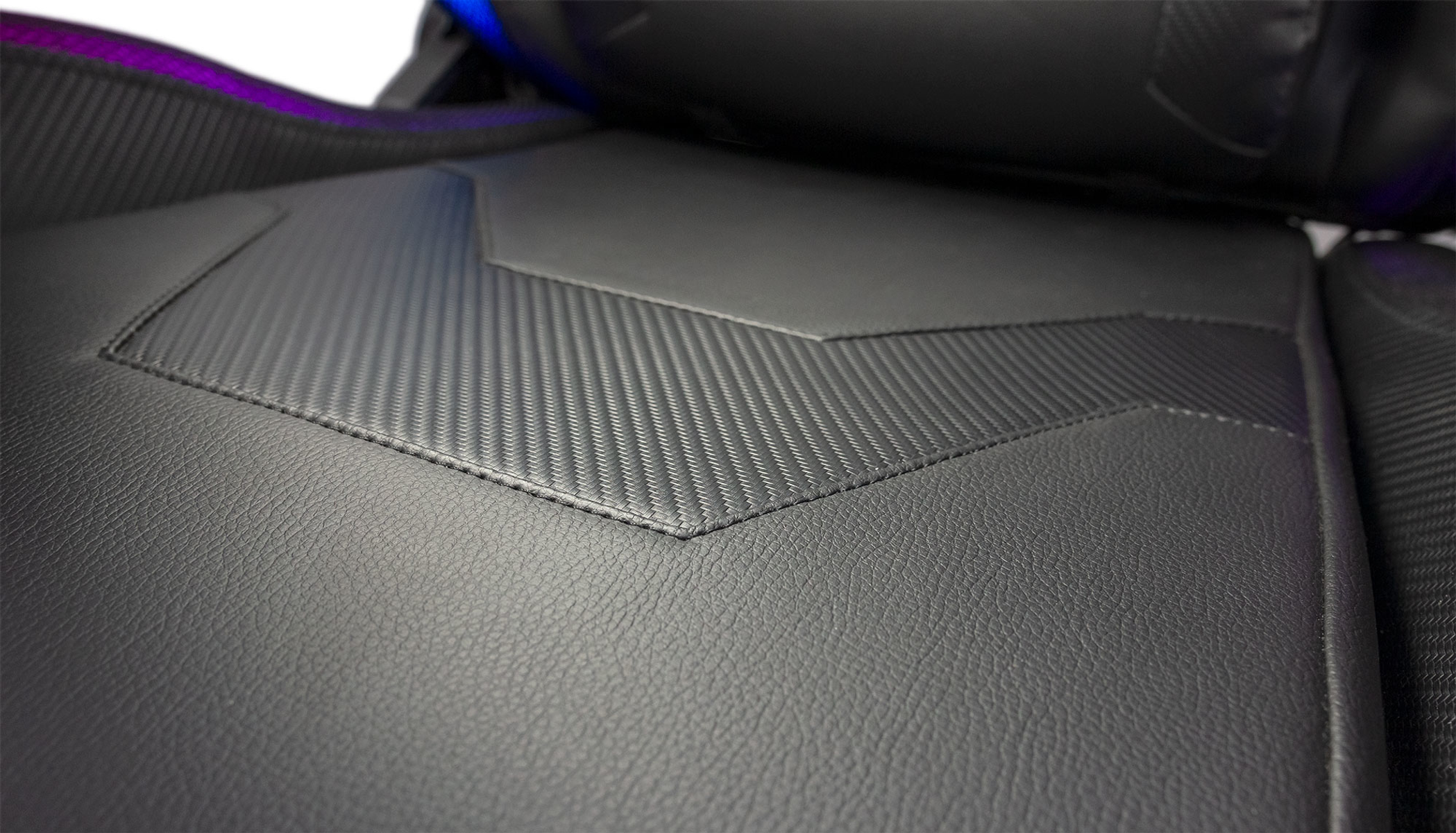 Silla gaming negra y azul, vista frontal, sobre fondo blanco.