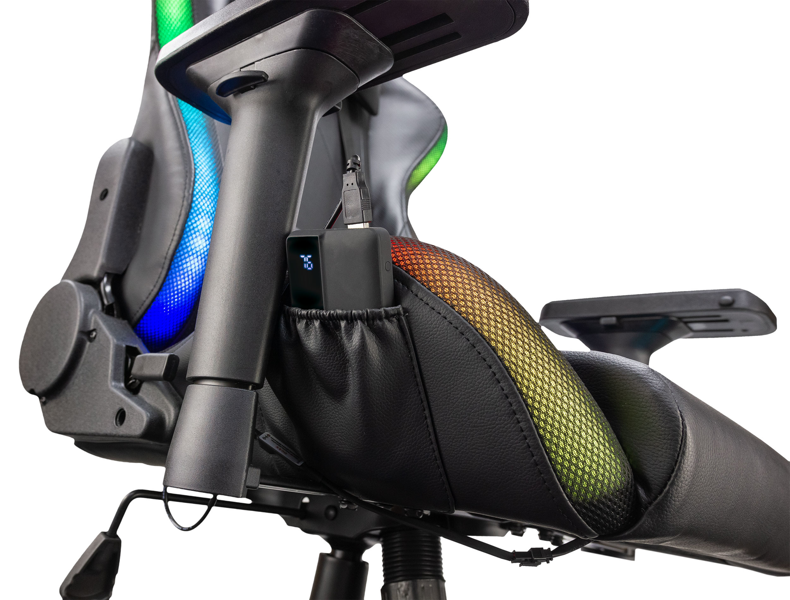 Primer plano del lateral de una silla gaming con cable USB y bolsillo.