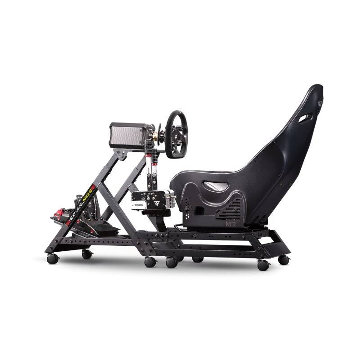 Configuración de simulador de carreras con asiento, volante y plataforma de pantalla.