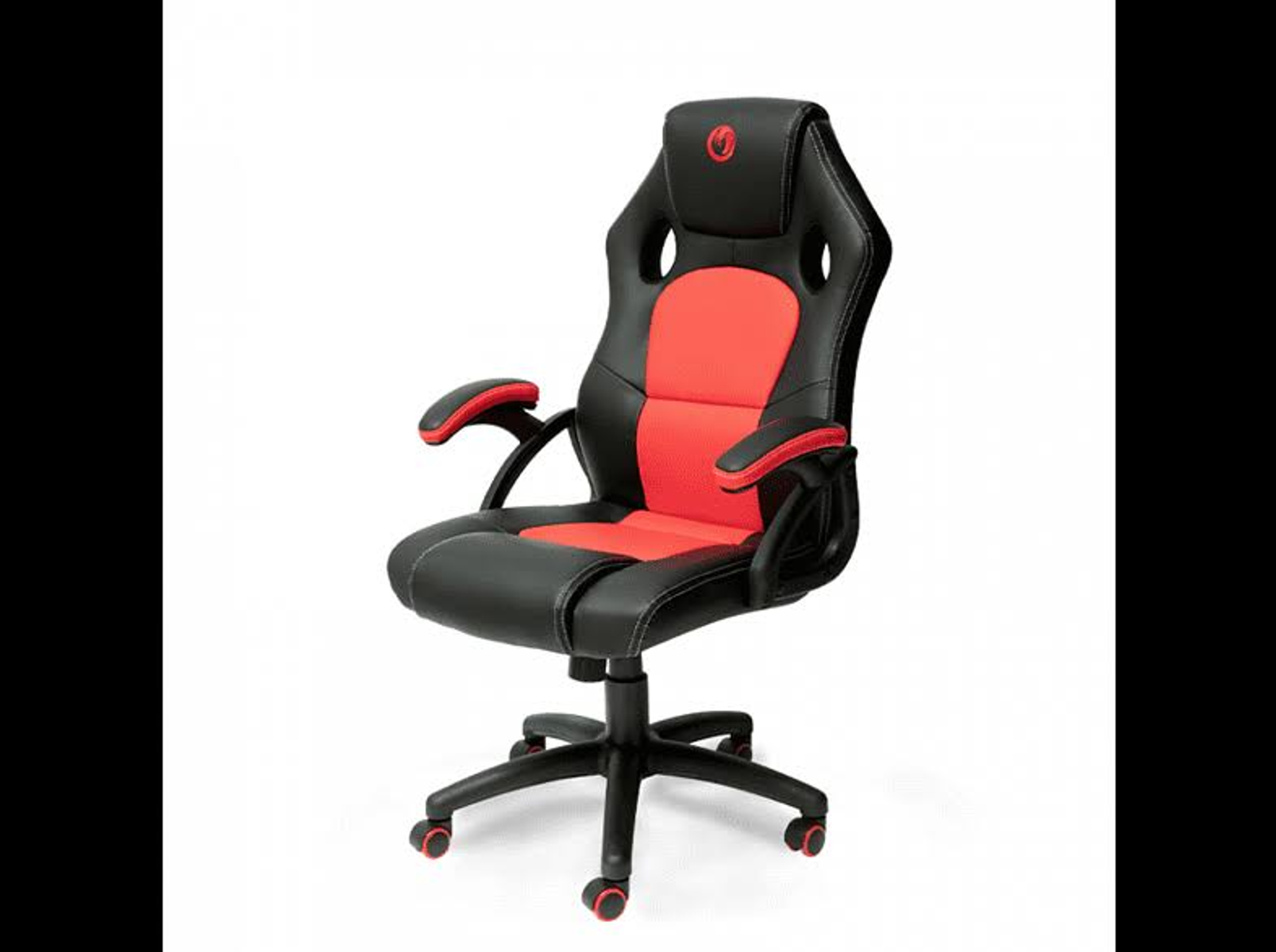 Silla gaming, negra y roja, con reposacabezas y reposabrazos. Está sobre un fondo blanco.