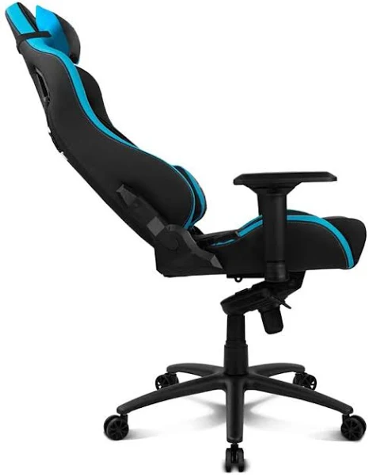 Gaming-Stuhl, schwarz mit blauen Akzenten. Seitenansicht, hoher Rücken, Armlehnen, Räder.