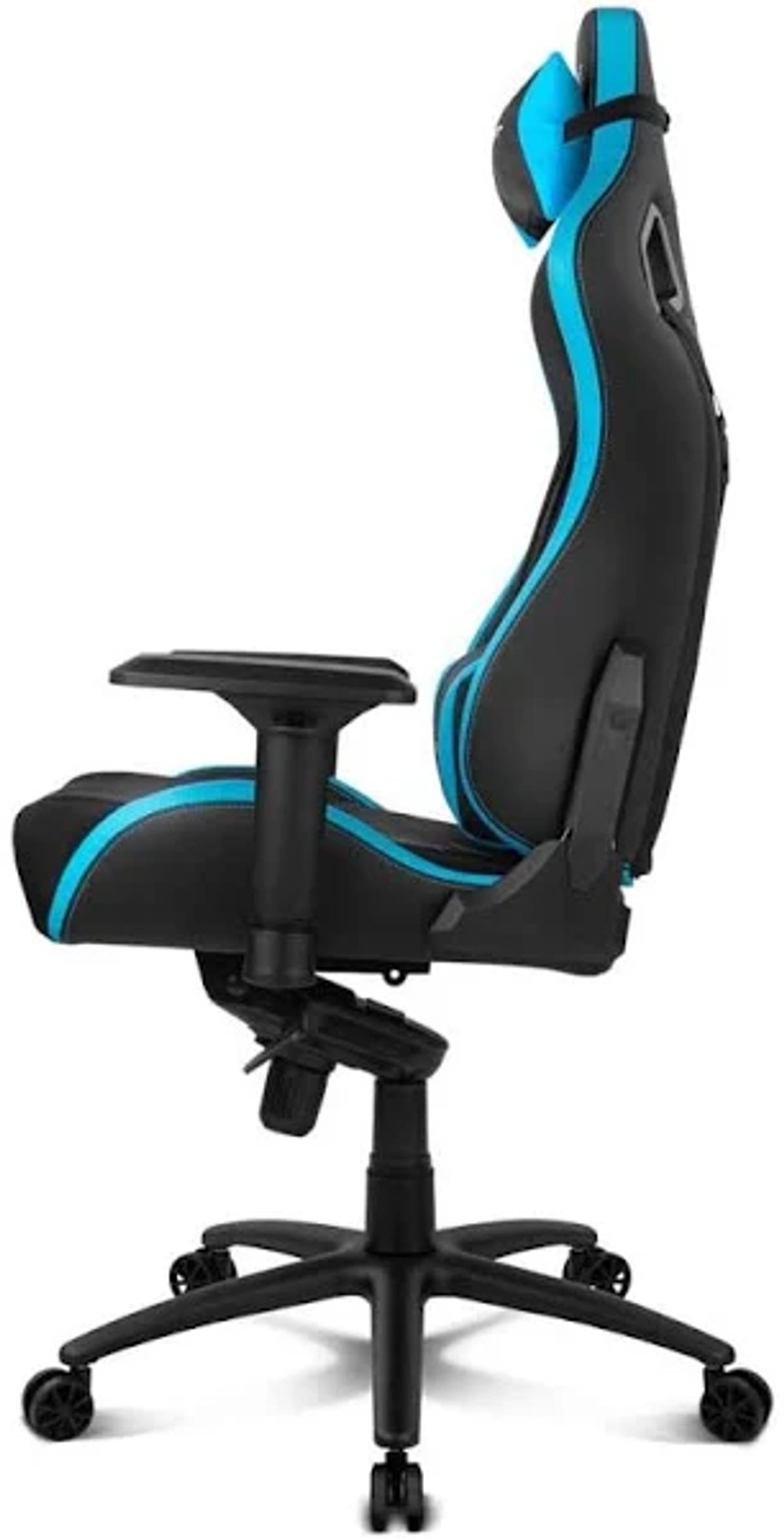 Gaming-Stuhl. Schwarz mit blauen Akzenten. Seitenansicht. Weißer Hintergrund.