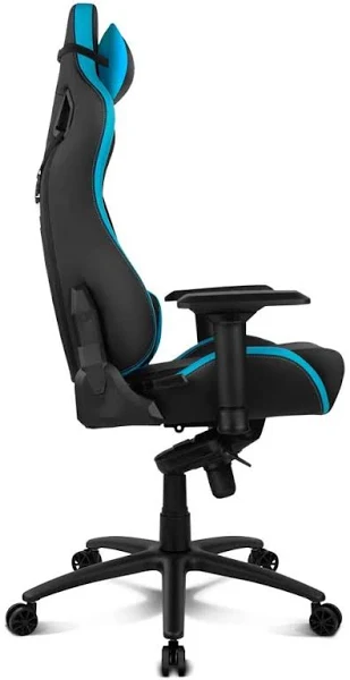 Seitenansicht eines schwarz-blauen Gaming-Stuhls mit Rädern.