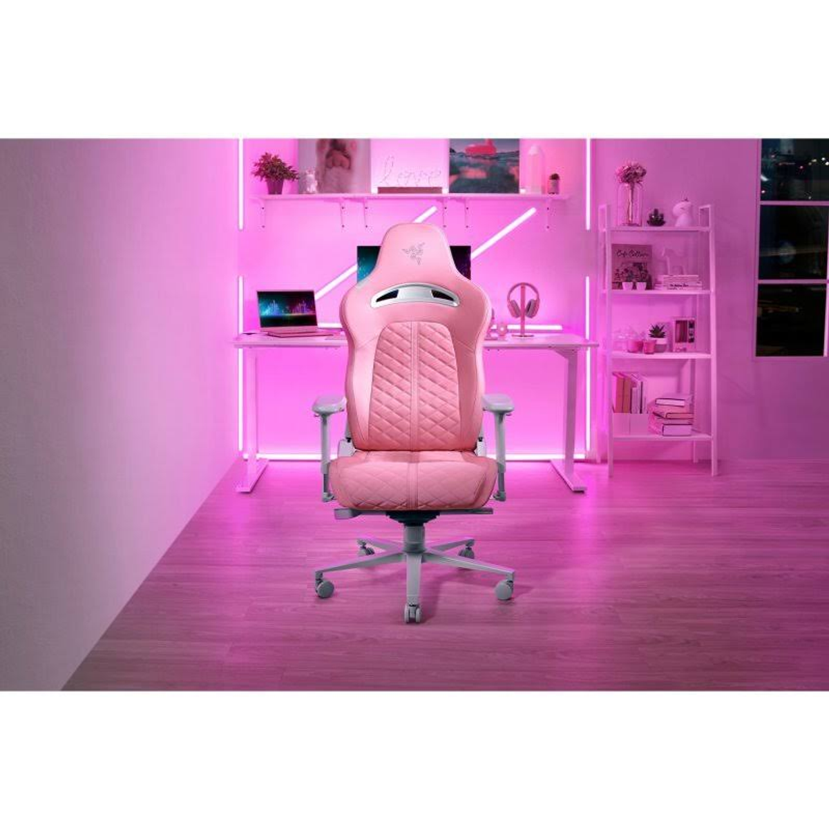 Rosa Gaming-Stuhl in einem rosa beleuchteten Raum. Schreibtisch und Regale im Hintergrund.