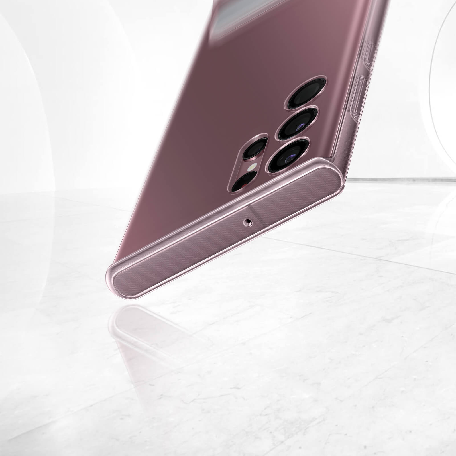 Primo piano di uno smartphone rosa con più lenti della fotocamera. Il telefono riflette la luce.