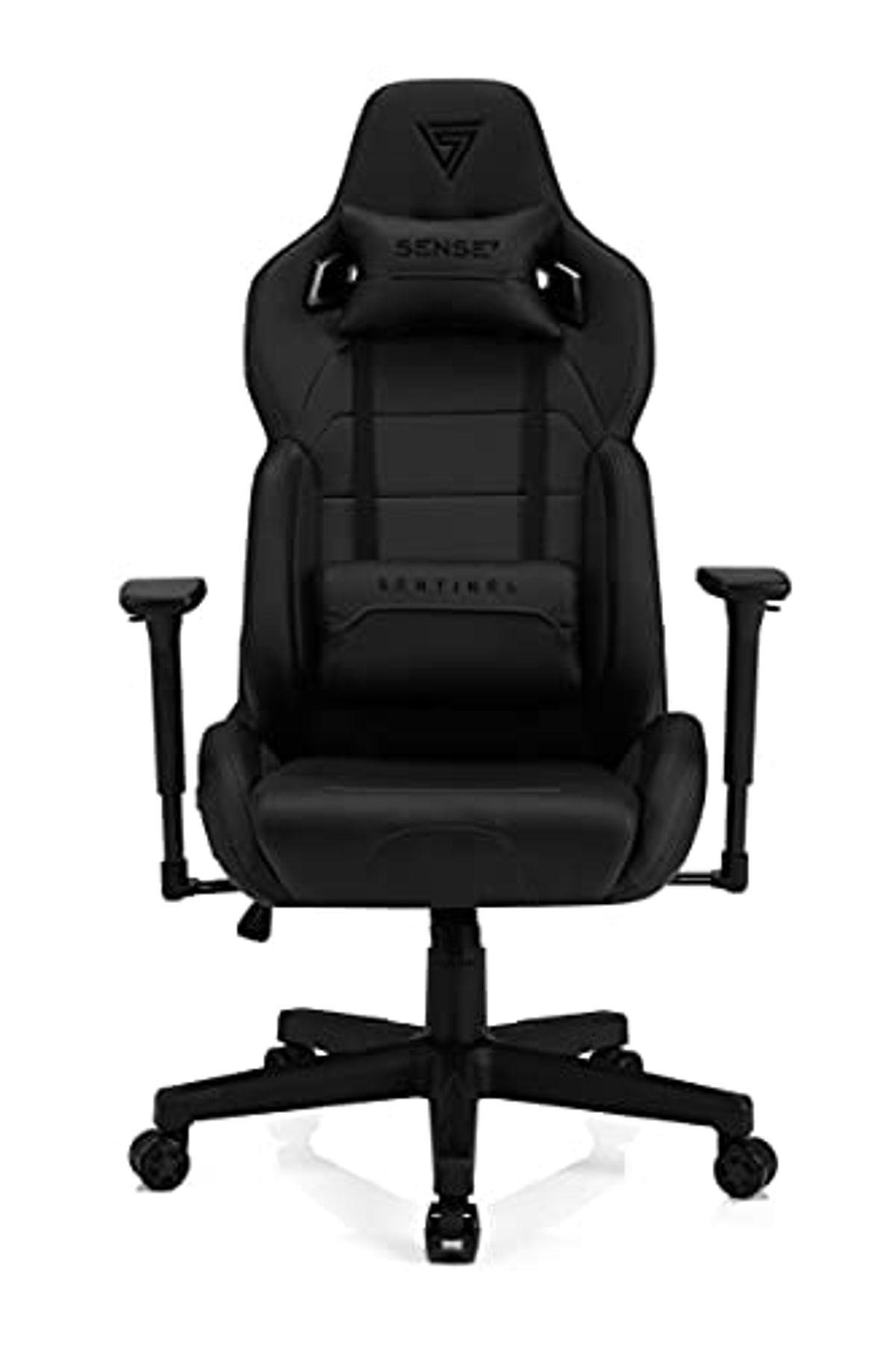 Zwarte gaming stoel, vooraanzicht, met het merk 'SENSE' op de hoofdsteun, geïsoleerd.