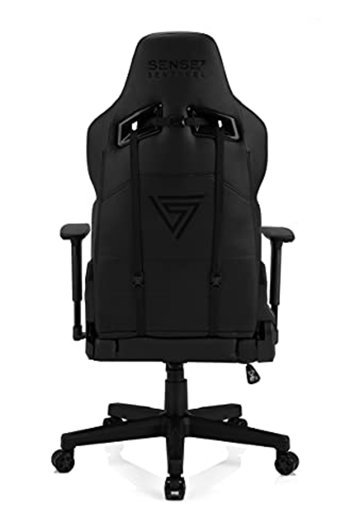 Zwarte gamingstoel, achteraanzicht. Heeft een logo en riemen. Witte achtergrond.