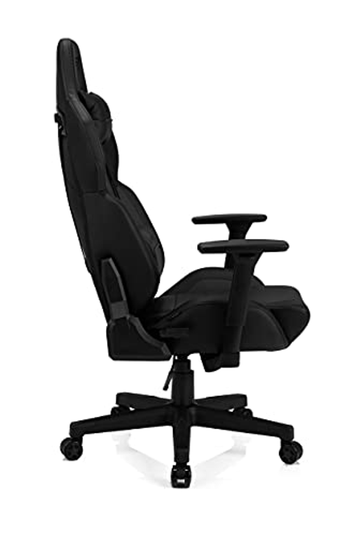 Een zwarte gamingstoel, van de zijkant gezien, op een witte achtergrond.