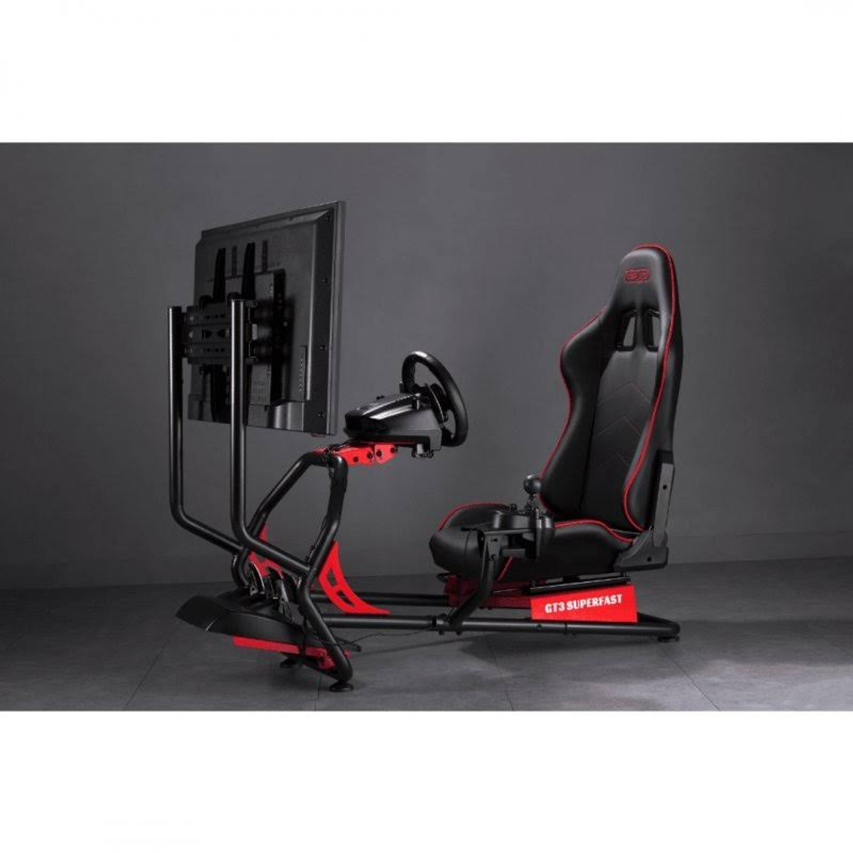 Configurazione simulatore di corse nera e rossa con sedile, volante e monitor. Sfondo scuro.