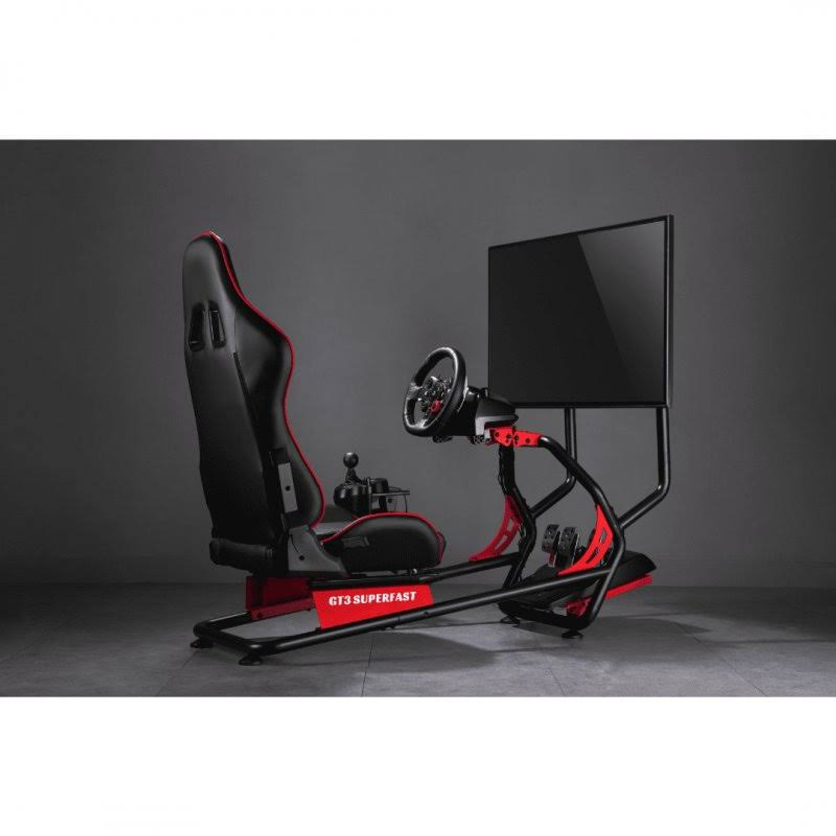 Simulatore di corse con sedile nero, telaio rosso, volante e monitor. Il logo GT3 SUPERFAST è visibile.