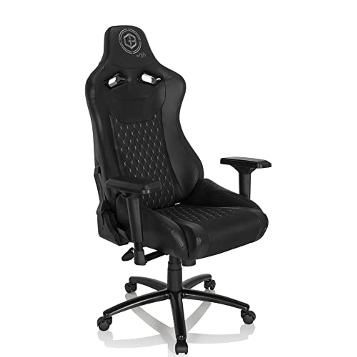 Schwarzer Gaming-Stuhl mit rautenförmiger Rückenlehne und Armlehnen. Verfügt über eine schwarze Basis.
