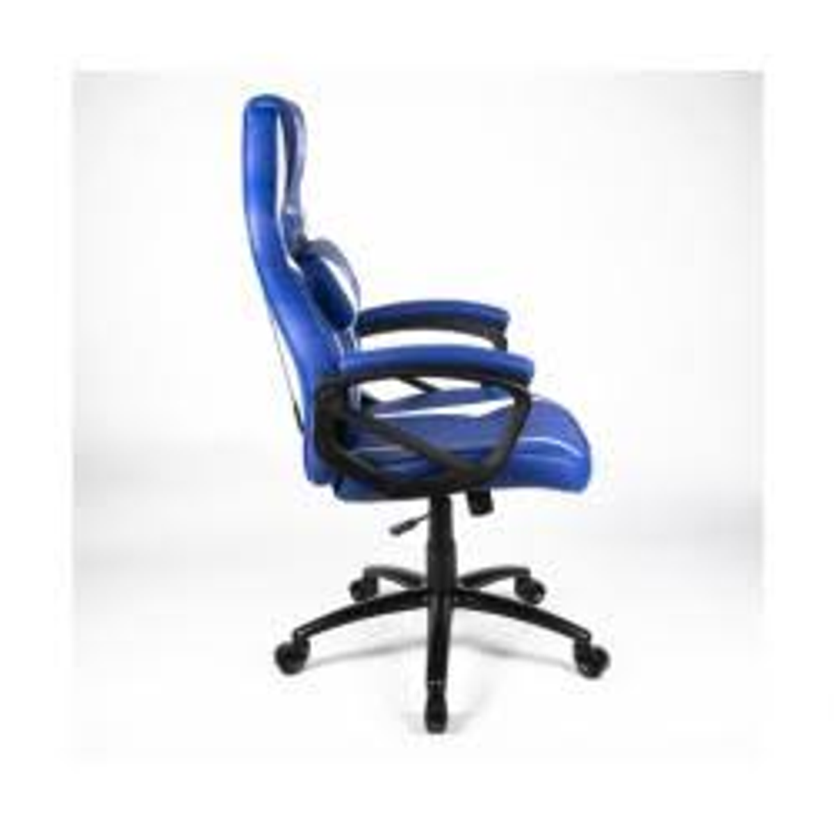 Blauer Gaming-Stuhl von der Seite, isoliert auf weißem Hintergrund.