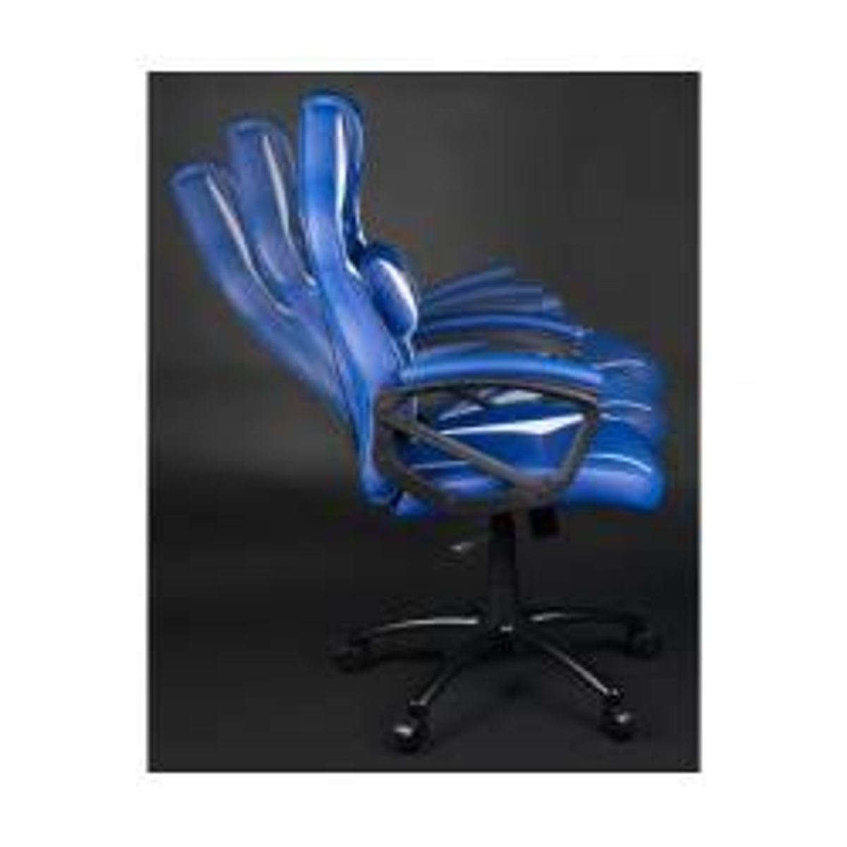 Blauer Gaming-Stuhl mit schwarzem Untergestell, auf schwarzem Hintergrund.