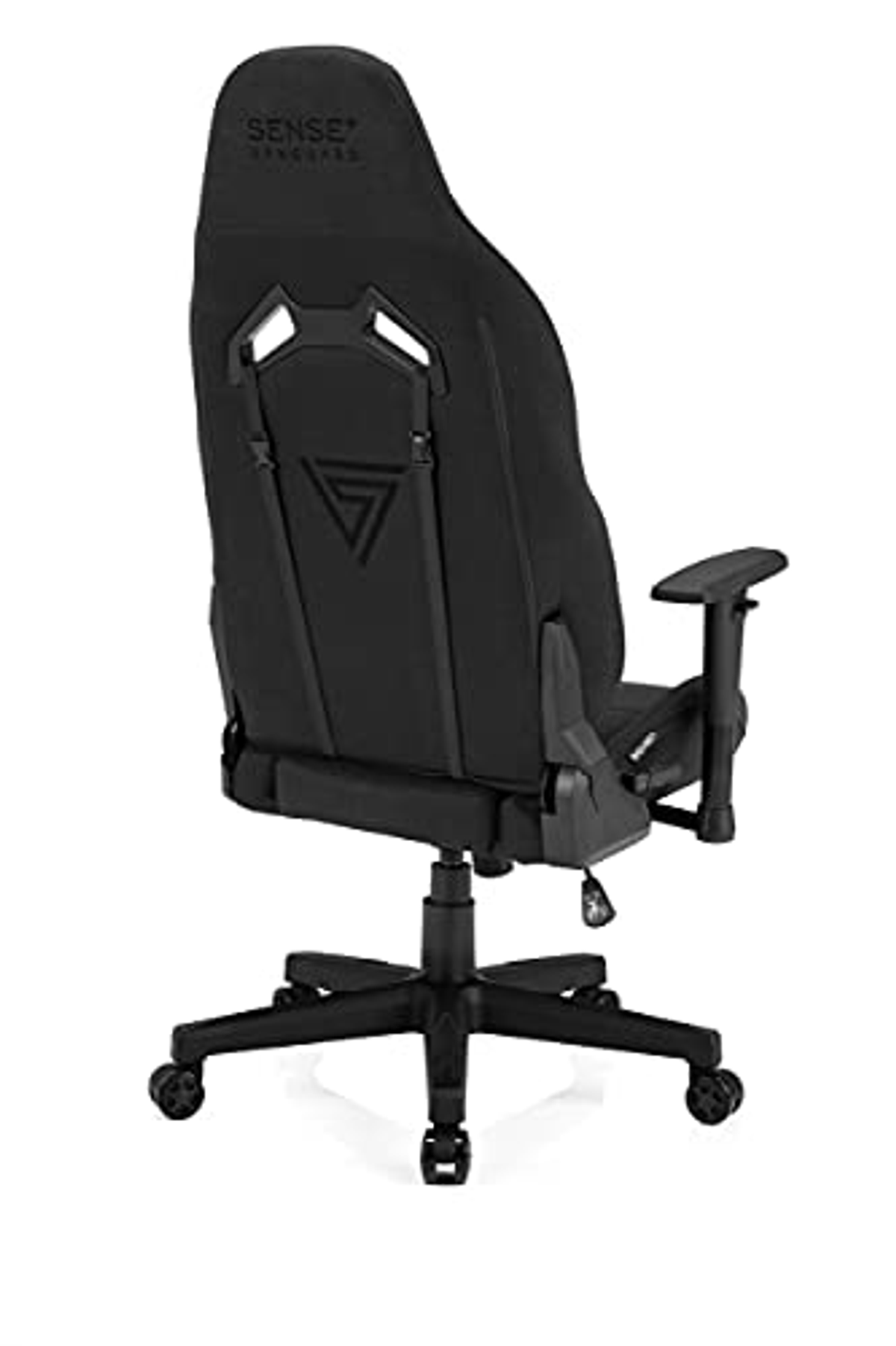Vista posteriore di una sedia da gaming nera. Ha uno schienale alto con un logo e braccioli. La base ha ruote.