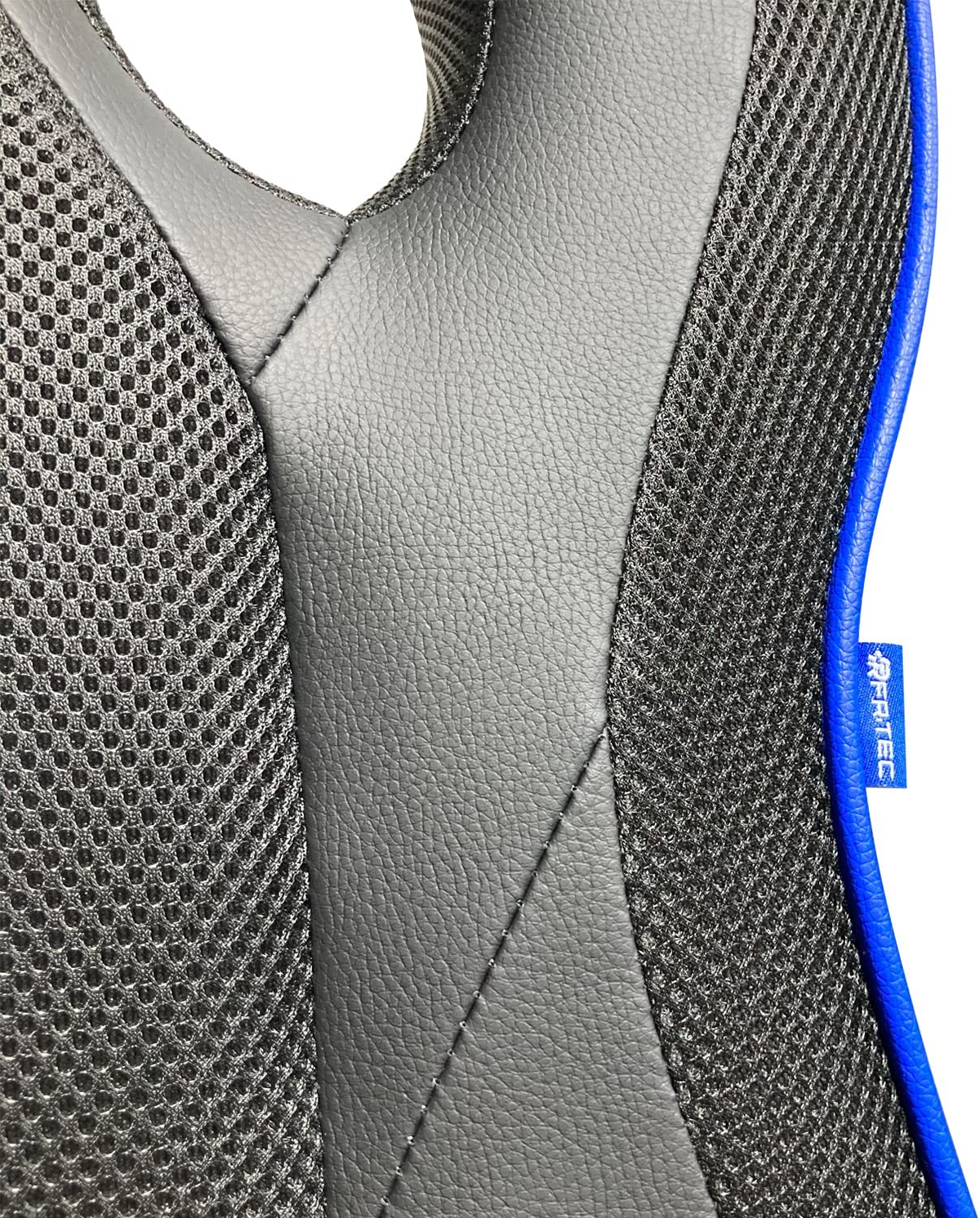 Primo piano dello schienale in rete nero e blu. Sfondo bianco.