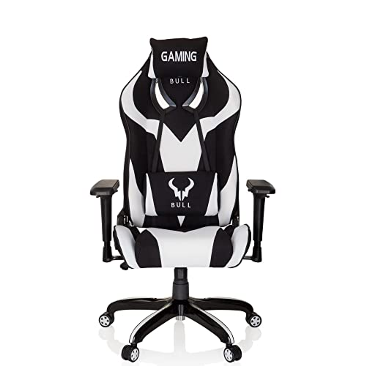 Ein schwarz-weißer Gaming-Stuhl mit dem Wort 'BULL' auf der Kopfstütze und dem Rücken. Der Stuhl hat Räder.