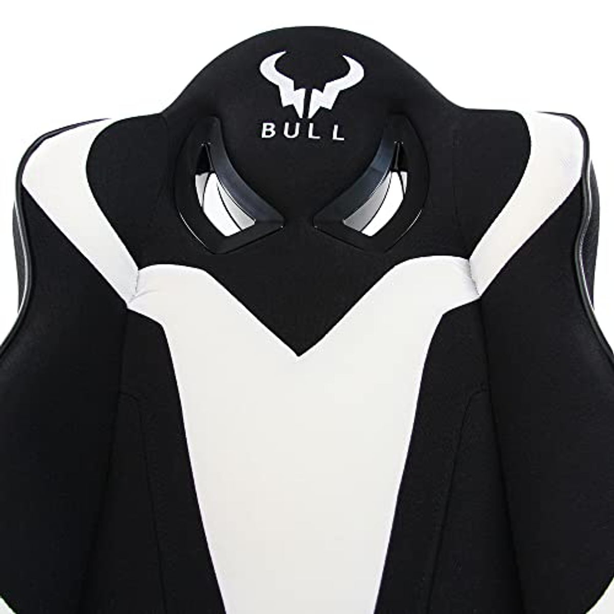 Schwarzer und weißer Gaming-Stuhlrücken. Mit BULL-Logo und weißem Mittelstreifen. Weißer Hintergrund.