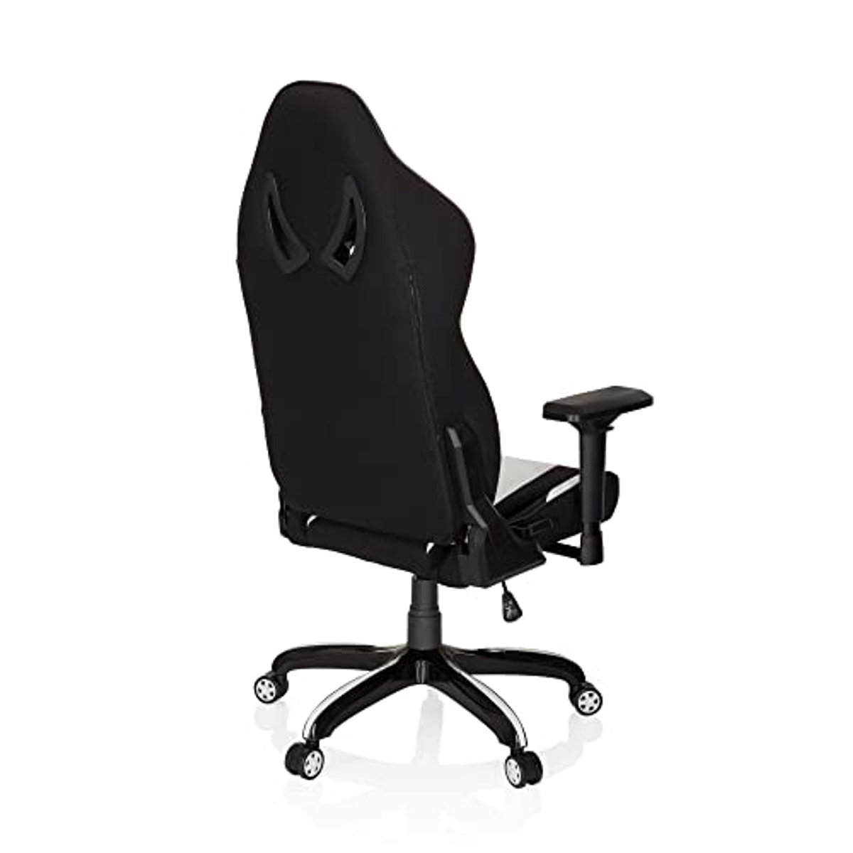 Schwarzer Gaming-Stuhl von hinten gesehen mit weißem Fuß und schwarzen Armlehnen, zeigt Details des Designs.