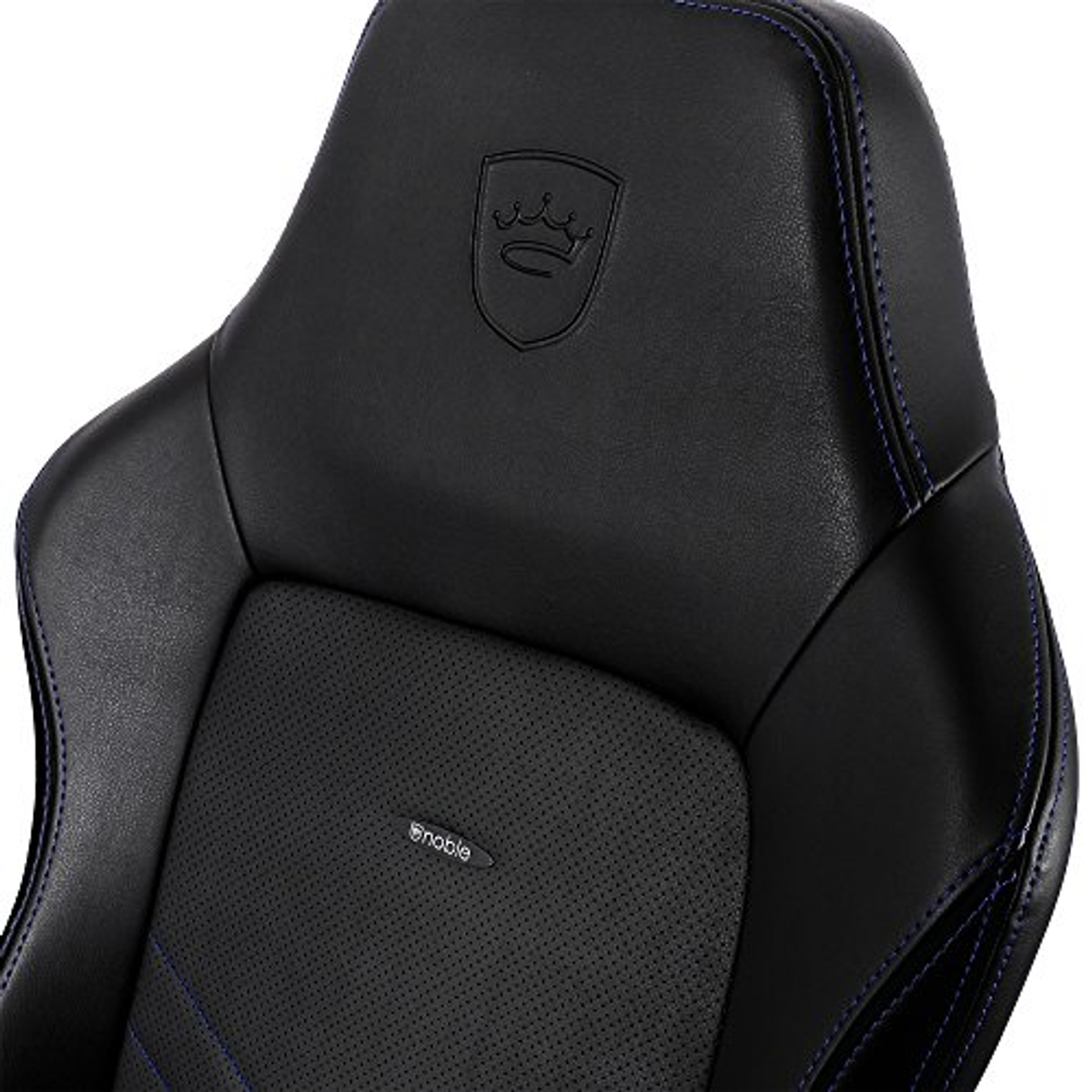 Schwarzer Gaming-Stuhlrücken mit blauen Nähten und Logo. Nahaufnahme.