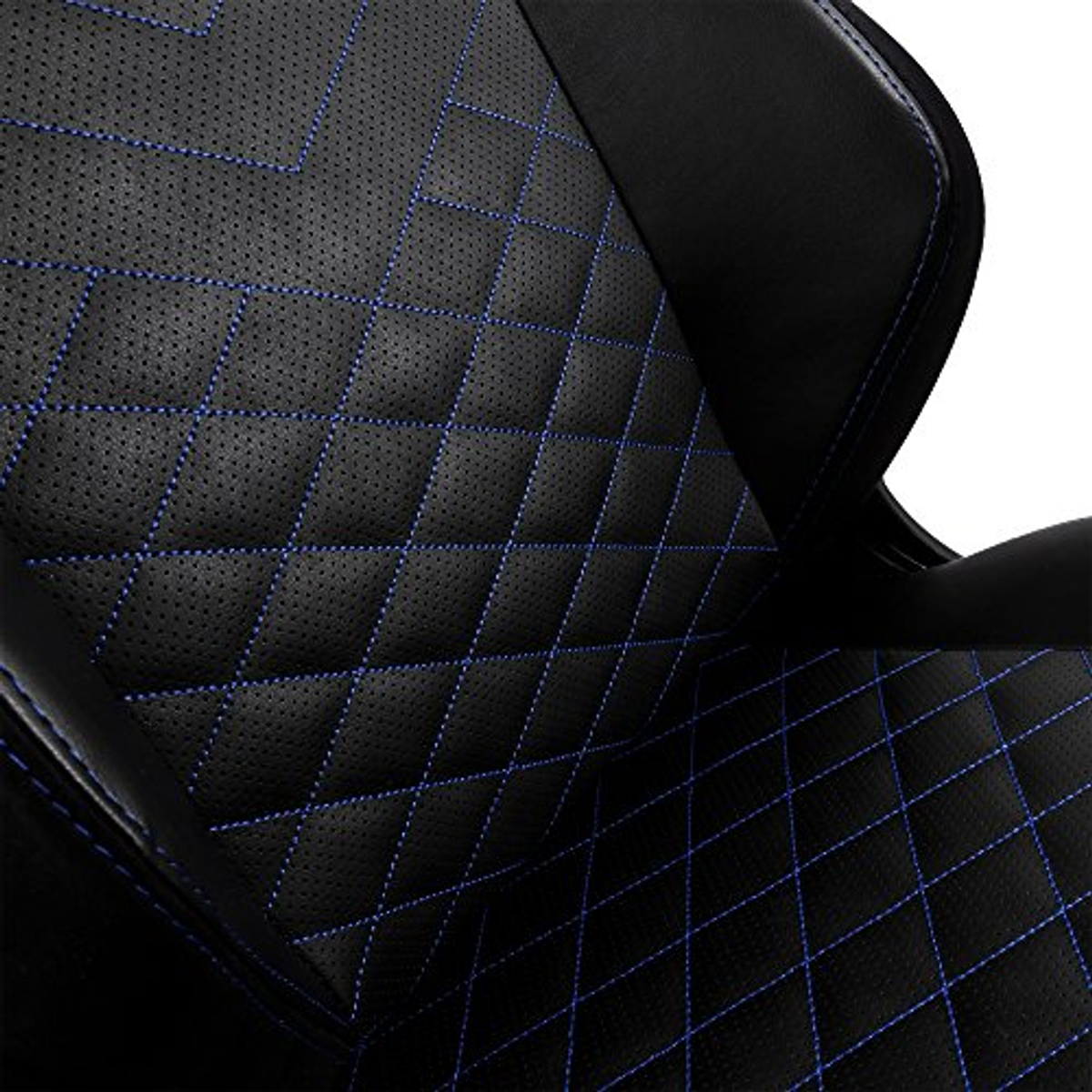 Nahaufnahme eines schwarzen Gaming-Stuhls. Rautenmuster mit blauem Faden.