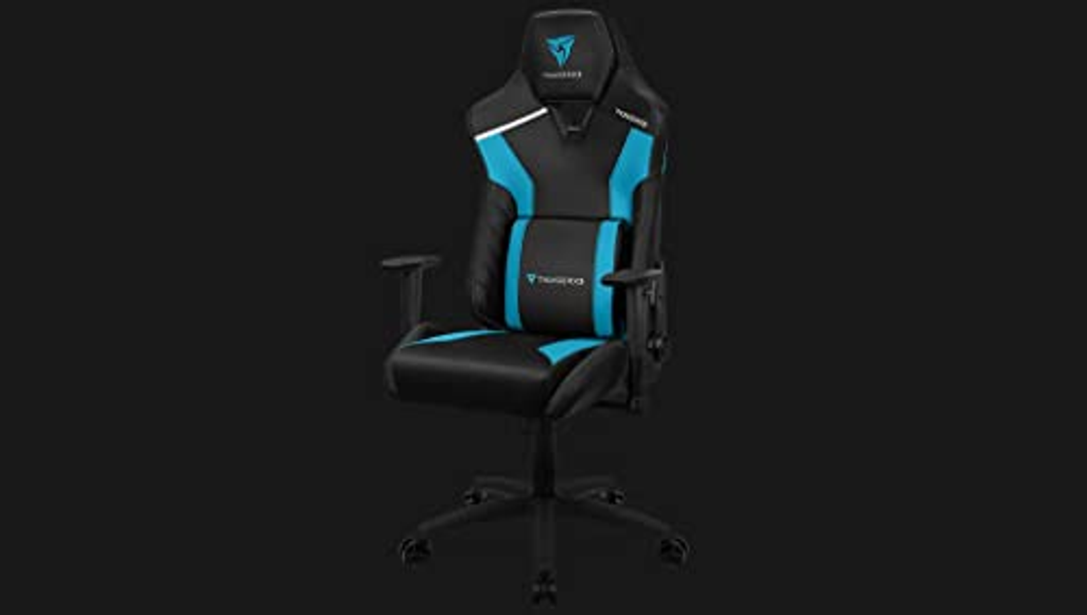 Schwarzer und blauer Gaming-Stuhl. Er hat eine Kopfstütze mit dem Markenlogo.