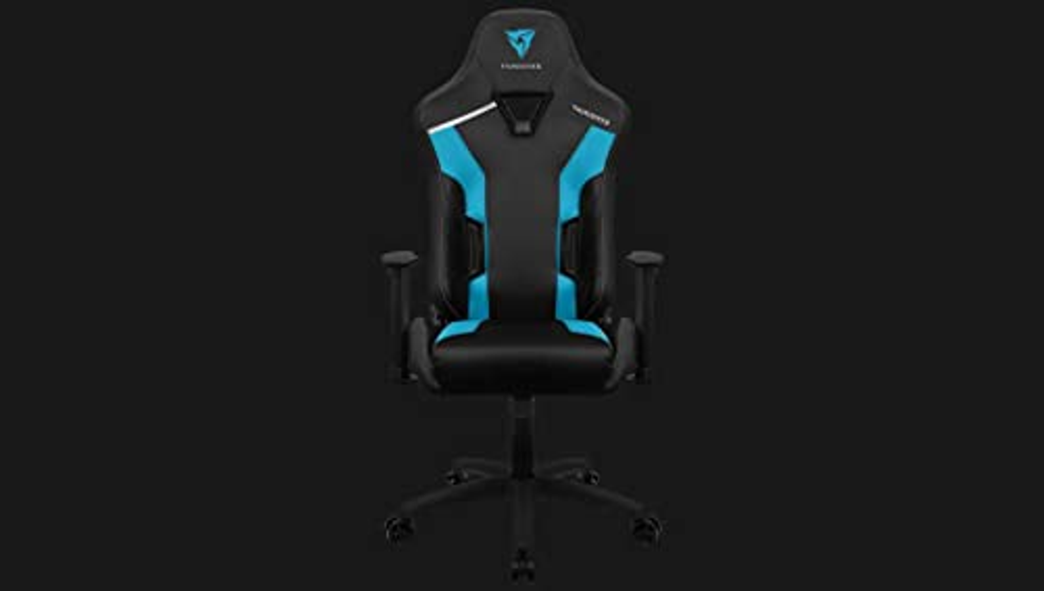 Schwarzer Gaming-Stuhl mit blauen Akzenten vor dunklem Hintergrund.