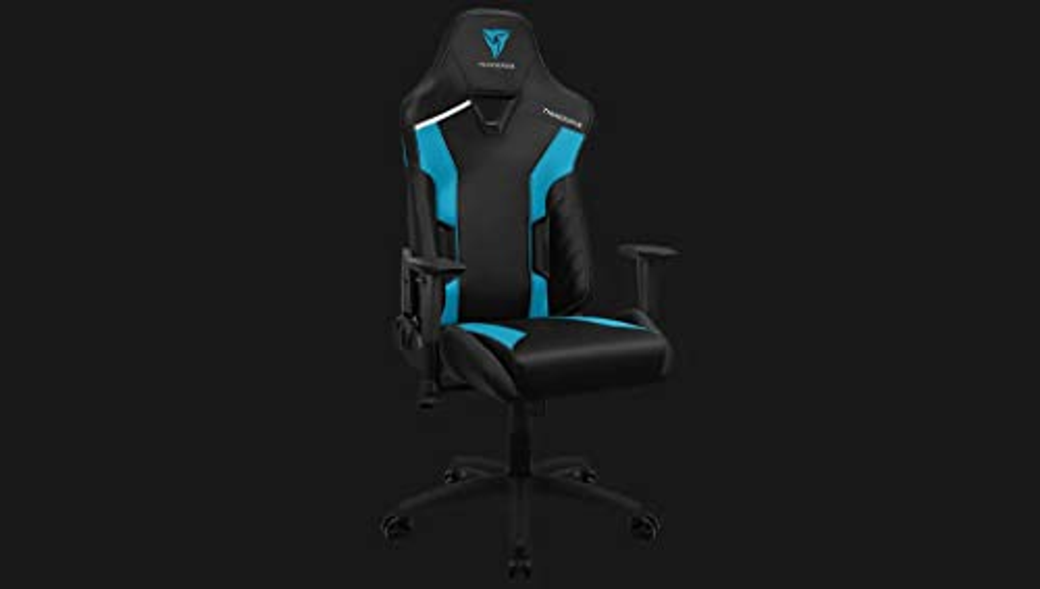 Schwarzer Gaming-Stuhl mit blauen Akzenten und ThunderX3-Logo. Der Stuhl hat einen hohen Rücken und Armlehnen.