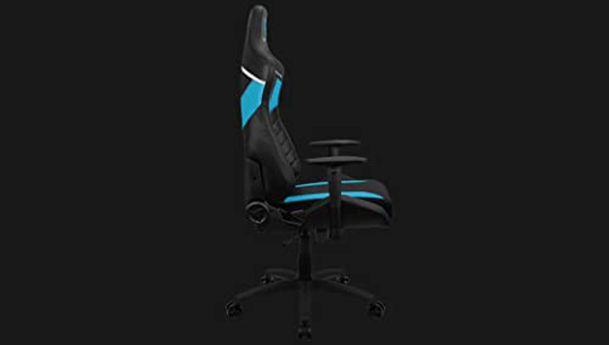 Gaming-Stuhl im Profil, schwarz mit blauen Akzenten, auf dunklem Hintergrund.