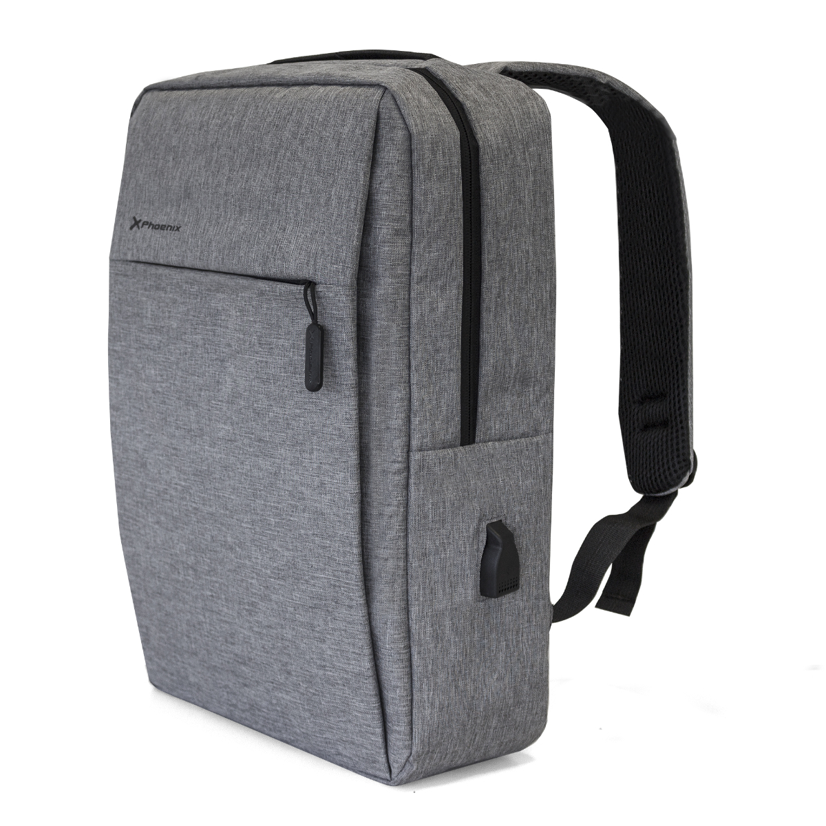 Mochila gris sobre fondo blanco. Vista frontal, cremallera y correa negras.