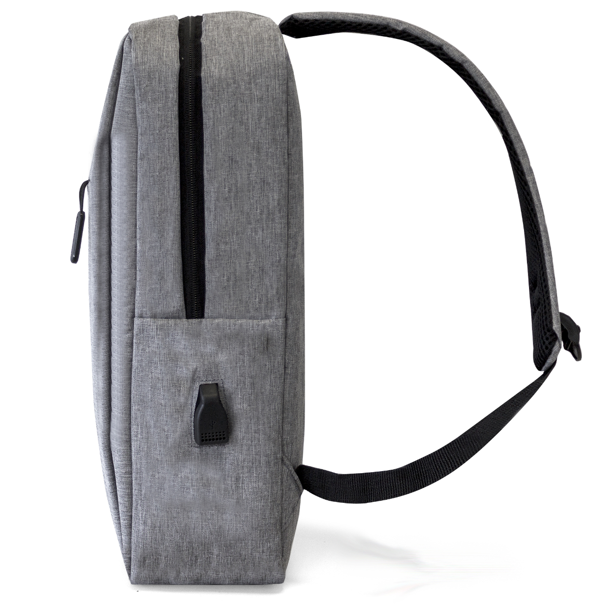 Una mochila gris con cremallera negra y bolsillo lateral, un asa y un puerto de carga sobre un fondo blanco.