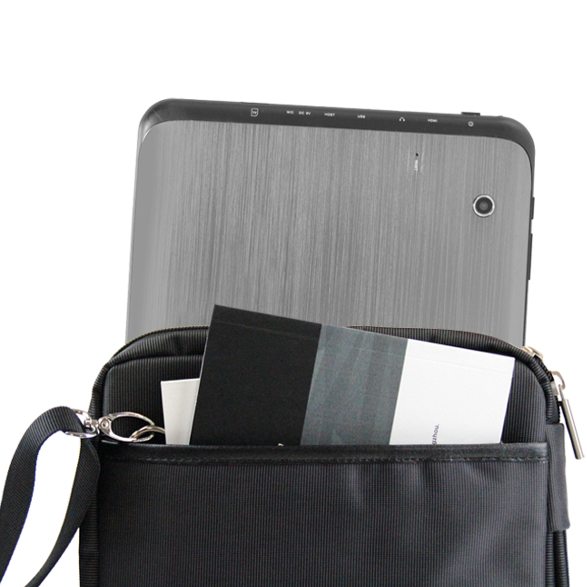 Tableta en bolsa negra con bolsillo abierto. Muestra una pantalla de inicio y tarjetas de papel.